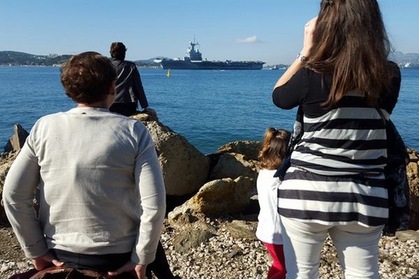 Le départ ce matin de Toulon du Charles de Gaulle