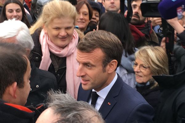 Ludovic Milice a interpellé le président Emmanuel Macron lors de sa visite à Epernay le jeudi 14 novembre.  ​​​​​​​Ludovic Milice de dos, en veste noire à capuche orange.
