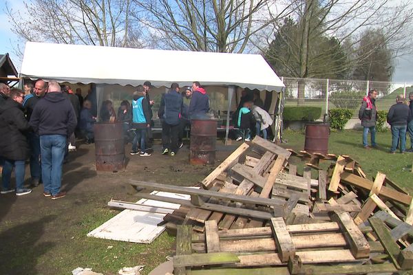 A l'usine Buitoni de Caudry, des salariés se relaient pour occuper le site. Un an après le scandale sanitaire, la solidarité reste mais les employés s'épuisent.