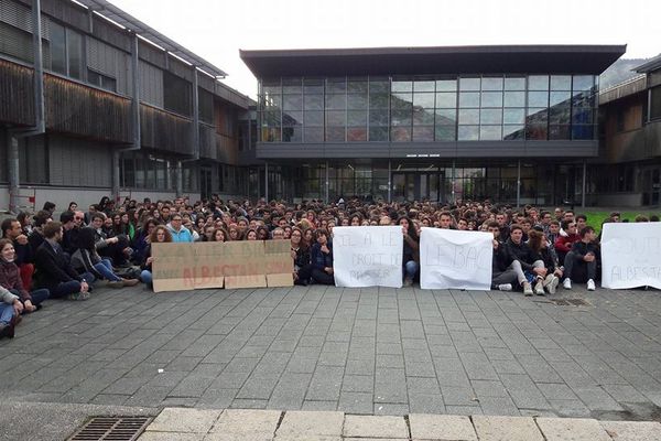 Les élèves mobilisés devant le lycée de Nantua, le 4 octobre 2017