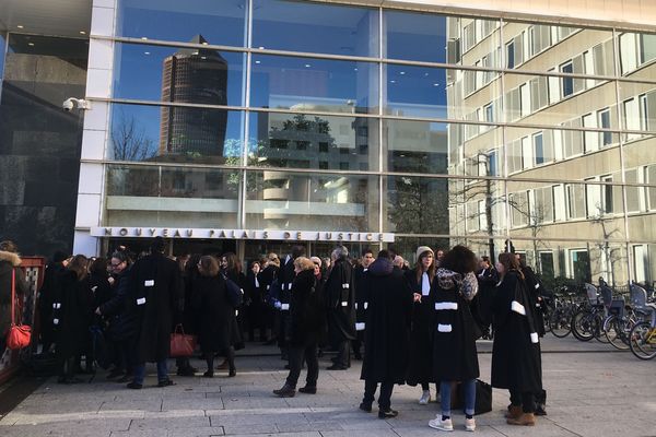 Journée de protestation  des avocats du barreau de Lyon devant le tribunal 