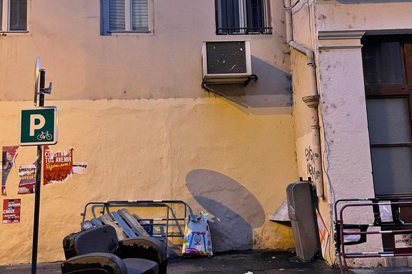 Rue des 3 rois, l'urinoir a été placé sous les fenêtres des habitants. Auparavant, il était situé Grande rue de la Guillotière, axe emprunté par quelques 8 000 véhicules par jour.