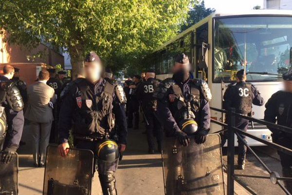 Des migrants évacués par les forces de l'ordre à l'université Paris-8, à Saint-Denis.