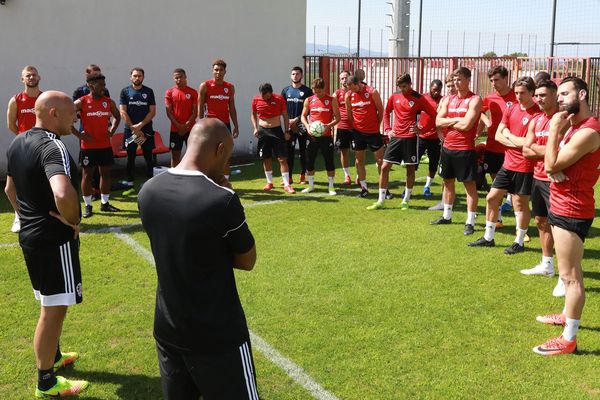 L'AC Ajaccio devra encore attendre deux semaines pour savoir si le club est maintenu en ligue 2 la saison prochaine. 