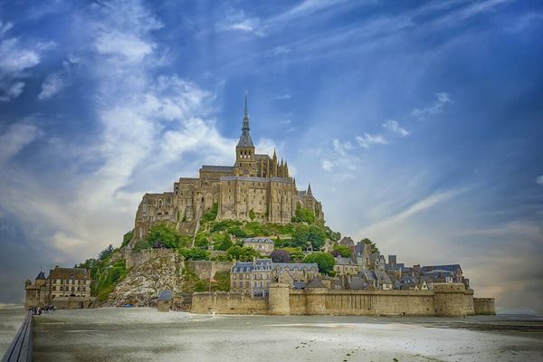 Nuages et clarté au Mont-Saint-Michel ce DIMANCHE.