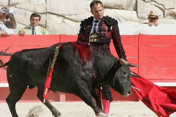 Julio Aparicio, Nîmes pentecôte 2010. Sa dernière corrida en France et son dernier triomphe avant le terrible belssure qui l'éloignera des ruedos…