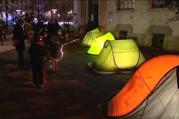 La Fête des Lumières devant les écoles occupées ... le 8 décembre devant l'école Paul Painleve (Lyon 3e )