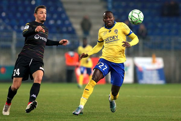 A domicile, le FC Sochaux-Montbéliard remporte par 1 à 0 le match contre l'équipe du Mans, but marqué par  Abdoulaye Sané (à droite de l'image)