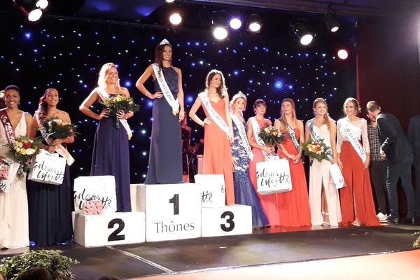 Shona Tioko Grebo de Meythet première dauphine (à gauche), Maeva Bianco Miss Pays de Savoie (au milieu) et Delphine Lamourette de Bernex deuxième dauphine (à droite)