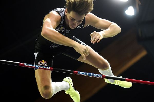 Duplantis en train de tenter de battre le record du monde à la perche, à Liévin ce 19 février 2020.