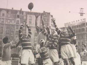 Dans l'entre-deux-guerres, football, cyclisme, rugby tiennent le haut de l'affiche dans la rubrique sportive, suivis de près par la boxe.