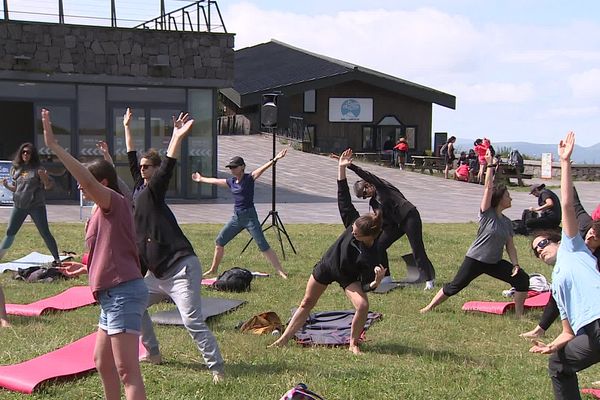 Des cours de yoga sont proposés au sommet du puy de Dôme tous les dimanches matins pendant l'été.