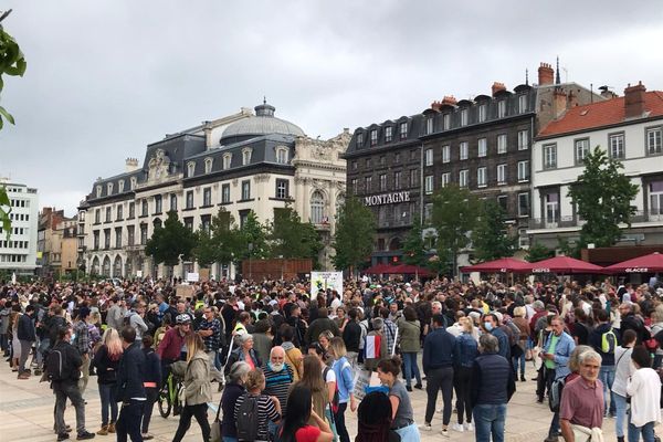 Environ 1 700 personnes se sont rassemblées place de Jaude à Clermont-Ferrand ce samedi 17 juillet.