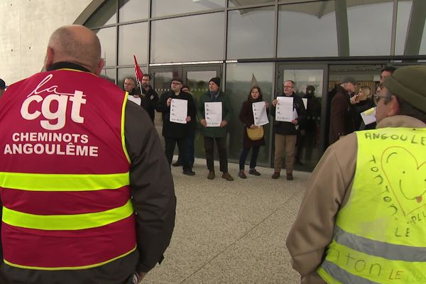 La cérémonie de voeux au personnel de la mairie d'Angoulême a été perturbée par des manifestants opposés à la réforme des retraites.