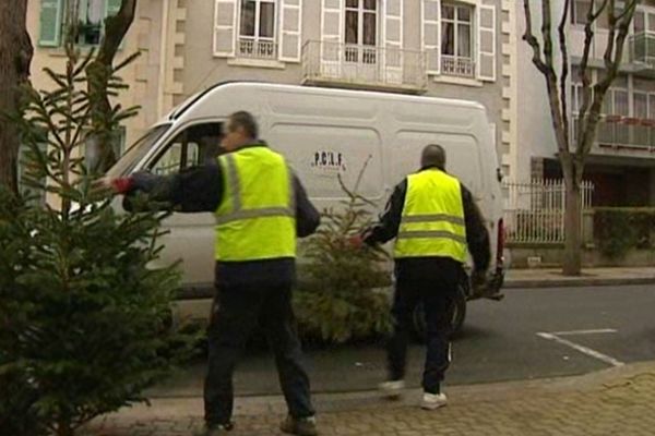 Les fêtes de fin d'année passées, les sapins ne sont plus à la fête. Ils sont même en poids pour les familles qui n'hésitent pas à les abandonner sans état d'âme dans la rue. A Vichy (03), la collecte des sapins est assuré par l'association locale de réinsertion "pain contre la faim". http://auvergne.france3.fr/2013/01/07/mon-beau-sapin-apres-les-fetes-direction-recyclage-175869.html