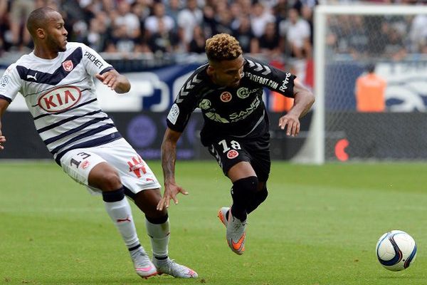 Le girondins Thomas Toure dispute le ballon à Frederic Bulot durant le match de première journée de L1 le 9 août 2015. 