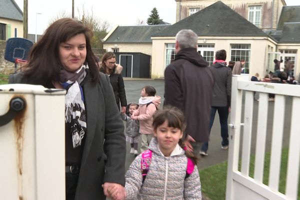 Les réfugiées ukrainiennes Liudmyla et Nika, en route pour l'école au Fresne-Camilly, dans le Calvados.