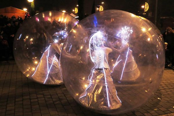 Spectacle déambulatoire Les Zylluminées (Bulles géantes) 