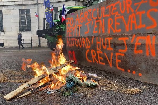 17 février 2024, devant la préfecture du Doubs à Besançon. Durant plusieurs mois, des blocages et des opérations escargots avaient marqué la mobilisation des agriculteurs.