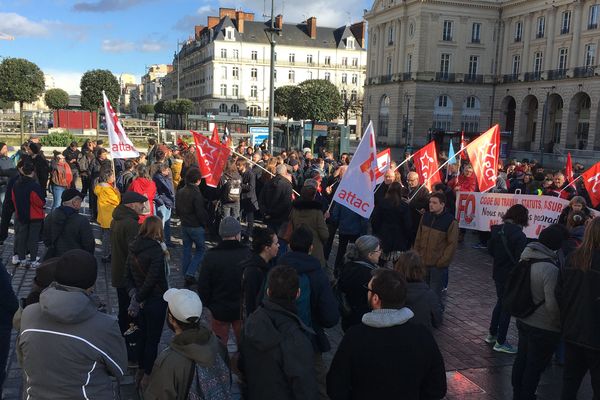 Les opposants à la réforme des retraites se sont retrouvés place de la République, avant d'exprimer leur mécontentement dans les rues de Rennes. 