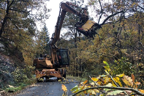 Les agents du Conseil départemental du Puy-de-Dôme sont à pied d'oeuvre afin de rendre accessibles les routes.