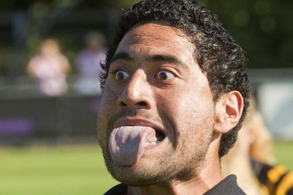 Le haka est une danse rituelle des insulaires du Pacifique Sud. Il a été rendu mondialement célèbre par l'équipe de rugby de Nouvelle-Zélande.