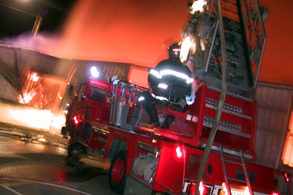 Illustration intervention des sapeurs-pompiers sur un feu intérieur de bâtiment.