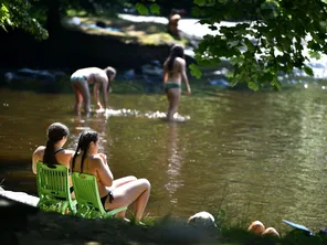 Baignade en temps de canicule dans la rivière Vézère, au lieu-dit Le Saillant, en Corrèze.