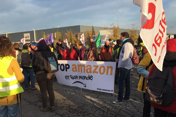 Près de 200 militants devant la plateforme Amazon (Montélimar)
