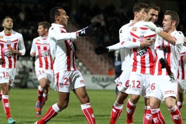 Adrien Mutu congratulé par ses co-équipiers après son but