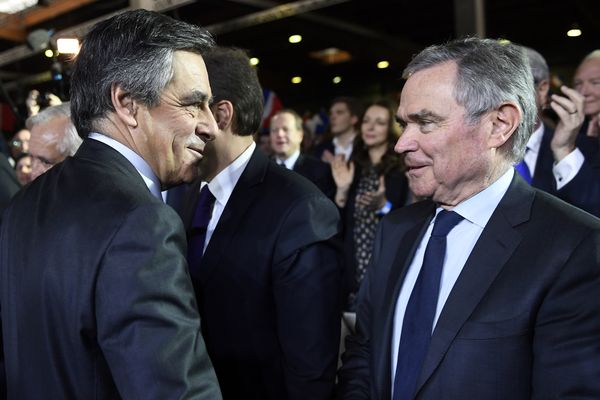 Bernard Accoyer salue François Fillon lors de son arrivée au meeting de campagne à Paris le 29 janvier 2017.

