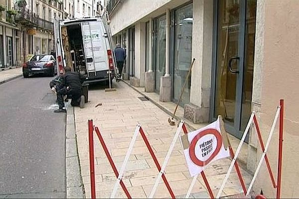 Une à une, les vitrines vandalisées commencent à être réparées dans le centre-ville de Dijon.