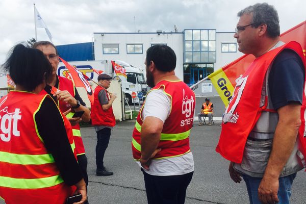 La mobilisation des syndicalistes et salariés aux abords de l'entreprise