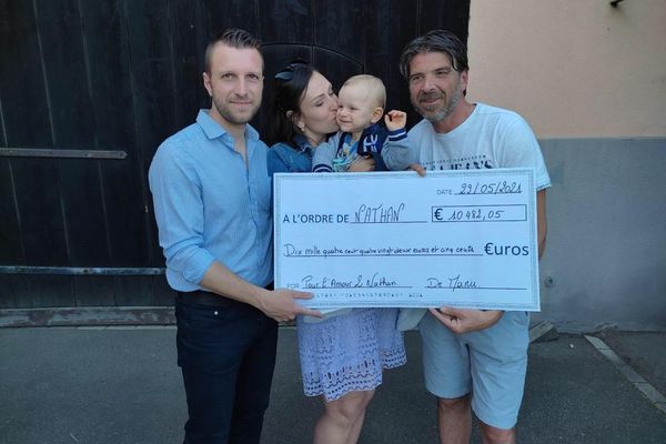 Remise des dons collectés par Emmanuel grâce à son périple de 800 km à vélo entre l'Alsace et le Var.