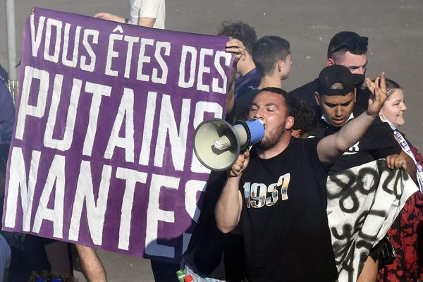 Les tensions entre ultras du TFC et ceux du FC Nantes ne sont pas nouvelles, comme le montre cette banderole du match aller de barrage d'accession à la Ligue 1 lors de la saison 2020 2021.