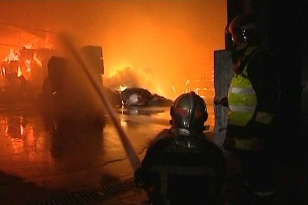 Les pompiers de La Rochelle en intervention pour éteindre le feu dans un hangar