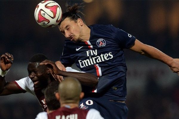 A l'image du club lorrain, Modibo Maiga (à g.), malgré un fort engagement, n'a pu prendre le meilleur sur le PSG de Zlatan Ibrahimovic.