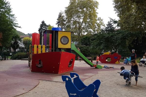 La fillette a passé plus d'une heure dans ce parc de jeu après y avoir été oubliée par son centre de loisirs.