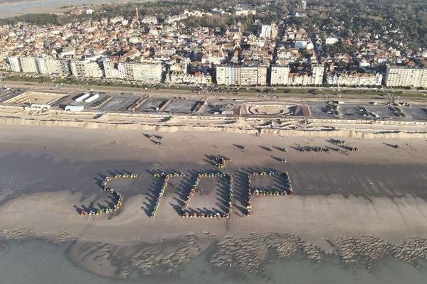 "Stop" forment les tracteurs rassemblés sur la plage du Touquet, vendredi 26 janvier.