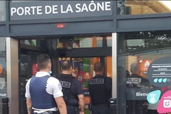 Les forces de police sont intervenues en nombre pour une fausse alerte au braquage à Caluire (Rhône)