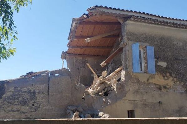 Un arrêté de péril a été pris et la rue coupée, les risques de voir la deuxième partie de la maison s'effondrer n'est pas à exclure.