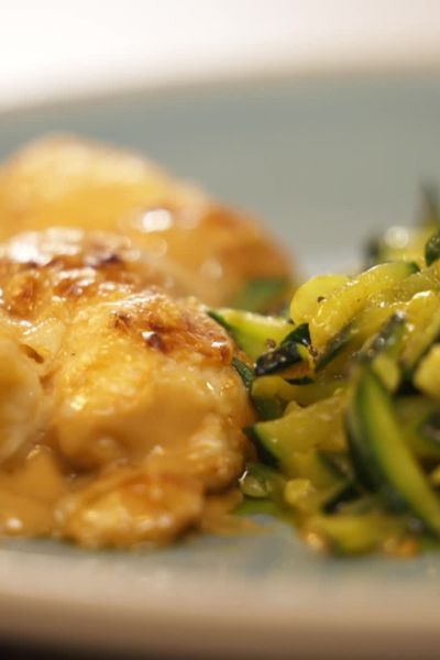 Un succulent gratin de quenelles de truite accompagné d'une poêlée de courgettes.