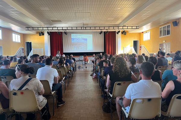 La réunion informative organisée ce lundi 24 juin en présence des parents d'élèves, du préfet, de l'ARS et de l'ATMO a duré plus de deux heures.