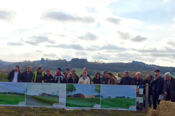 Des éleveurs, actionnaires du Pôle Viandes Locales qui va voir le jour à Bourganeuf, dans la Creuse, assistent à la pose de la première pierre 