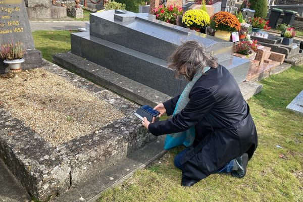 Au cimetière à Vannes, un QR code apposé sur une tombe. Une fois scanné et grâce à l'application "Auctus Vitae" les proches peuvent échanger ou avoir accès à du contenu en lien avec la personne décédée