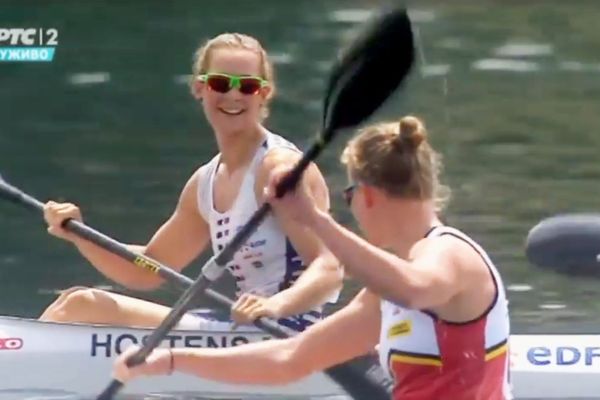 Le sourire de Manon Hostens après sa victoire européenne en K2 500 avec sa comparse tourangelle à Belgrade