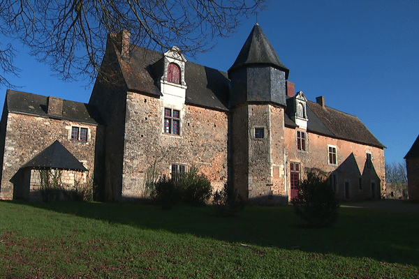 Il surplombe la Vallée du Vègre, depuis 800 ans. Voici le Manoir du Logis, à Fontenay-sur-Vègre