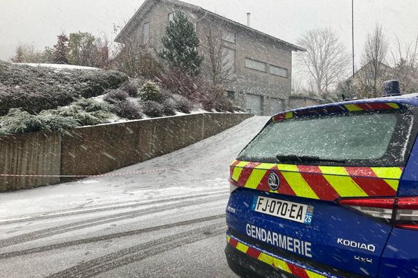 Les gendarmes devant la maison du drame à Grand'Combe Chateleu, le 28 novembre 2023