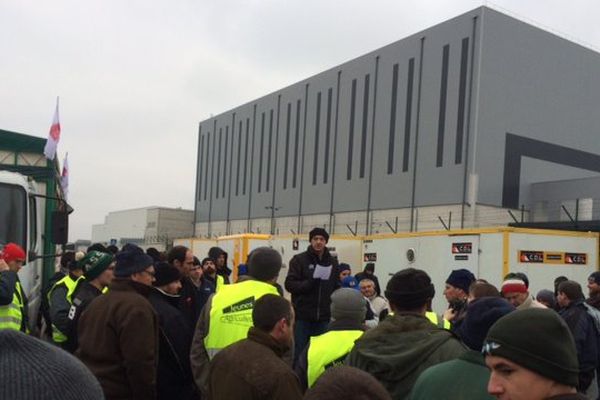 Les agriculteurs de l'Allier poursuivent le 17 février le blocage à Yzeure de l'entrepôt de Leclerc.