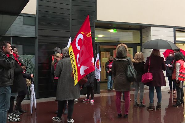 Une partie du personnel en grève s'était rassemblée devant les locaux de la direction régionale de Pole Emploi à Rouen.